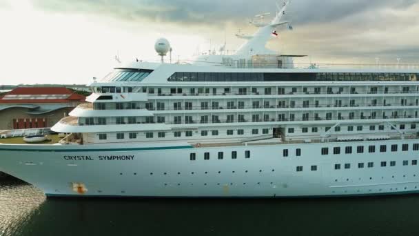 Een Luchtfoto Van Een Enorm Cruiseschip Dat Vanuit Singapore Arriveert — Stockvideo