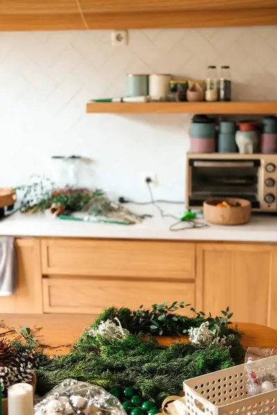 Vánoční Atmosféra Kuchyni Dřevěném Stole Jsou Jedlové Větve Nichž Vyroben — Stock fotografie