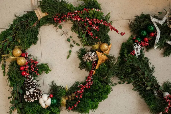Auf Einem Holztisch Liegt Ein Weihnachtskranz Aus Grünen Tannenzweigen Der — Stockfoto