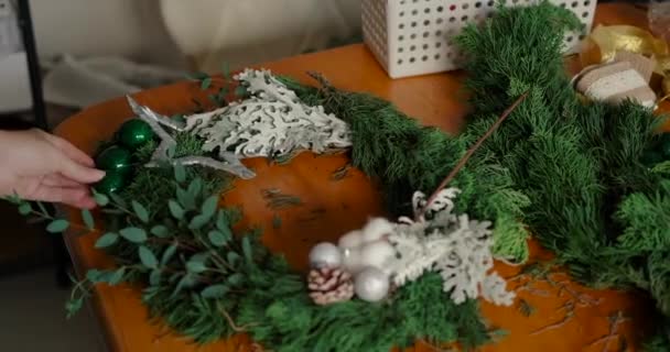 Bannière Avec Fabrication Une Couronne Noël Avec Des Branches Sapin — Video