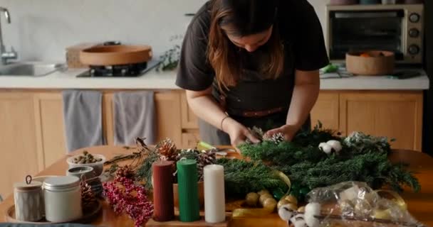 Uma Jovem Mulher Casa Sua Cozinha Prepara Para Celebração Natal — Vídeo de Stock