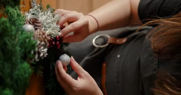 Pequenas Empresas Produzindo Coroas Natal Decorações Mãos Uma Jovem Mulher — Vídeo de Stock