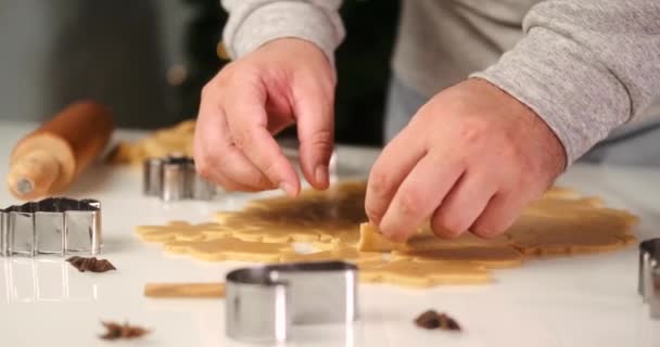 Διαδικασία Παρασκευής Χριστουγεννιάτικου Μελόψωμου Ένα Λευκό Τραπέζι Άνδρες Δημιουργούν Μπισκότα — Αρχείο Βίντεο