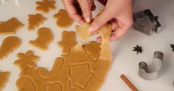 Processo Fazer Pão Gengibre Natal Uma Mesa Branca Uma Jovem — Vídeo de Stock