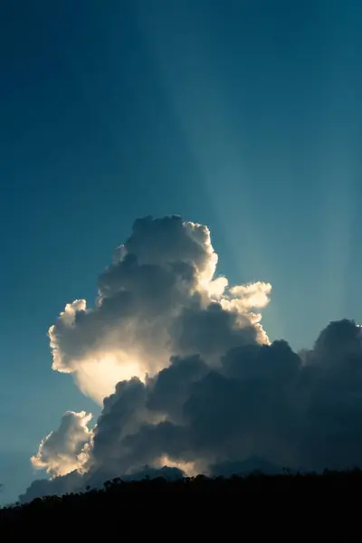 Gün batımındaki güneş ışınlarının içinden geçtiği bulutların görüntüsü. İlahi ışık. Arkaplan resmi. Din ve kendini tanıma.