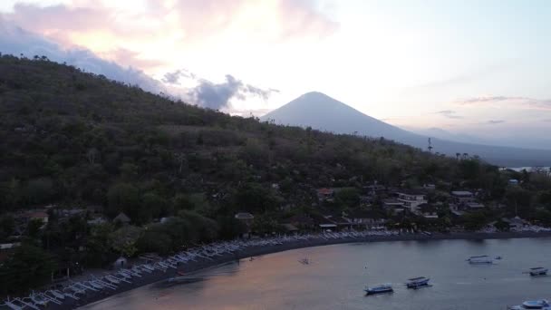 日落时分 巴厘岛Amed村泻湖的空中景观 渔船在海里航行 在山后的背景上可以看到阿贡火山 — 图库视频影像