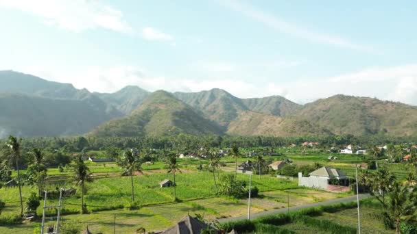 Letecký Pohled Vesnici Amed Ostrově Bali Obec Obklopena Zelenými Kopci — Stock video