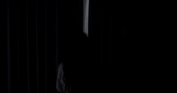 Вид Сзади Молодой Женщины Стоящей Окна Открывающей Занавески Простирается Здоровается — стоковое видео