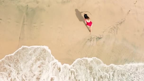 Okyanus Kıyısındaki Kumlara Büyük Bir Kalp Çizen Kırmızı Mayo Giymiş — Stok video