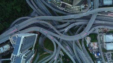 Malezya 'daki Penchala bağlantısı olan Kuala Lumpur şehrindeki otobanın havadan görüntüsü. Kafa karıştırıcı bir kavşağın kuş bakışı görüntüsü. Başkentin mimarisi ve şehir planlaması.