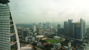 Gündüz vakti Malezya başkenti Kuala Lumpur 'un hava manzarası. Güneydoğu Asya 'da gökdelenleri ve otoyolları olan modern bir şehir. Modern bir iş ve hayat merkezi..