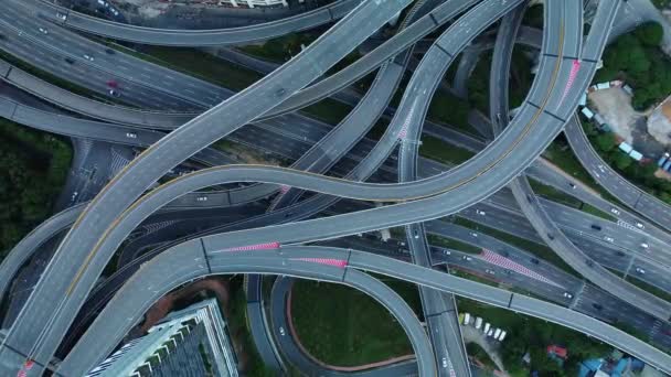 ペンチャラのクアラルンプール市のマレーシアの高速道路の空中ビュー 混乱する交通交差点の鳥の視界 首都の建築と都市計画 — ストック動画