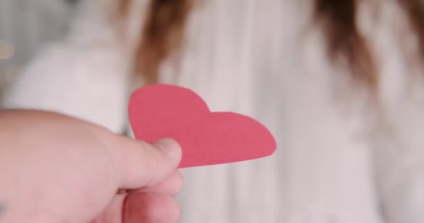 Крупный План Мужчины Вручающего Бумажное Красное Сердце Женщине День Святого — стоковое видео