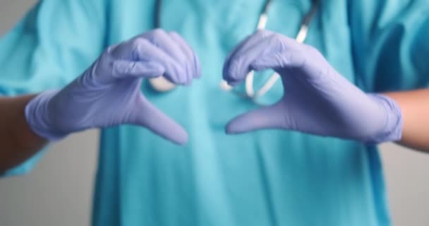 Medium Schot Een Vrouwelijke Arts Een Medisch Uniform Blauwe Handschoenen — Stockvideo