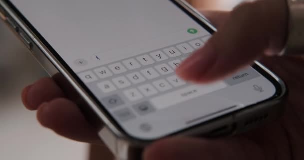 一个年轻女人的手指在手机上打了一个表明她爱她的信息的宏观镜头 情人节的短信给你心爱的人 智能手机屏幕上的浪漫信息 — 图库视频影像