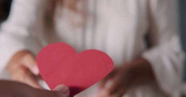 Nærbilde Mann Som Leverer Papirrødt Hjerte Til Kvinne Valentinsdag Kjærlighetserklæring – stockvideo
