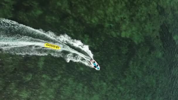 Vista Aérea Grupo Personas Montando Bote Plátanos Cayendo Océano Actividades — Vídeos de Stock