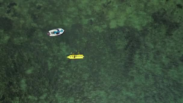 Vista Aérea Grupo Personas Montando Barco Plátano Cayeron Océano Ahora — Vídeos de Stock