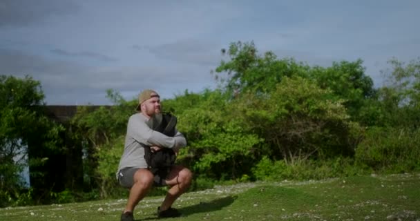 Uthållighetsträning Ruckande Ung Man Med Skägg Och Ryggsäck Med Vikter — Stockvideo