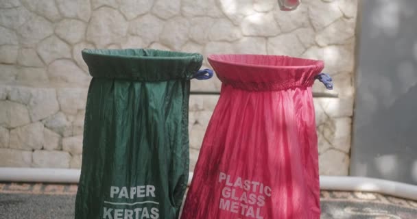 Třídění Odpadu Doma Různých Nádob Ženská Ruka Hodí Plastovou Láhev — Stock video
