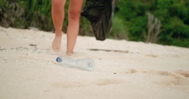 Genç Bir Kadın Plajı Plastik Çöplerden Temizliyor Kumun Üzerinde Duran — Stok video