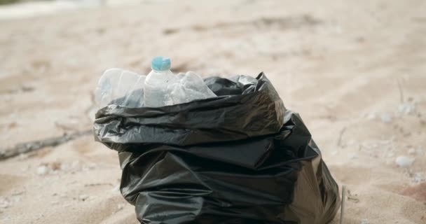 Freiwillige Räumen Müll Strand Auf Die Nahaufnahme Einer Mülltüte Voller — Stockvideo