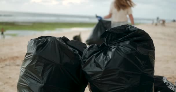 Жінка Доброволець Команді Інших Людей Очищає Пляж Від Пластикових Сміття — стокове відео