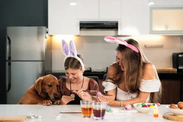 Tavşan Kulağı Tutacağı Takan Anne Kız Mutfak Masasında Oturup Paskalya — Stok fotoğraf