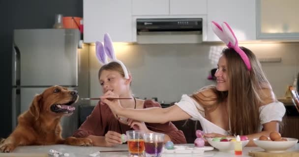 Tavşan Kulağı Tutacağı Takan Anne Kız Mutfak Masasında Oturup Paskalya — Stok video