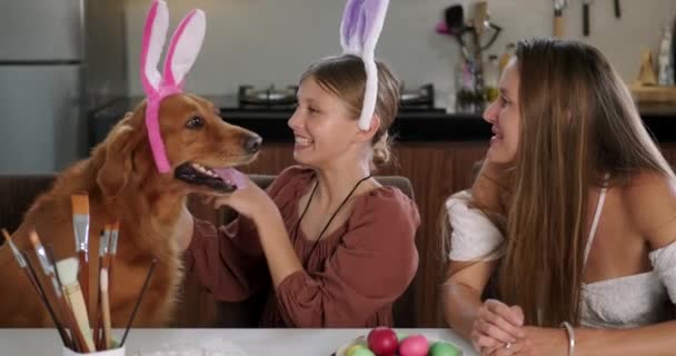 Rodzinne Tradycje Świętowania Wielkanocy Mama Córka Siedzą Przy Stole Ozdabiają — Wideo stockowe