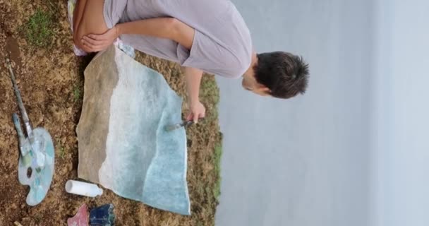 Artystka Siedzi Krawędzi Urwiska Maluje Obraz Farbami Akrylowymi Płótnie Leżącym — Wideo stockowe