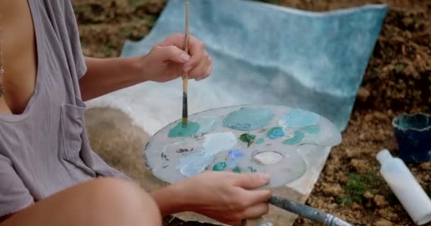 Primer Plano Una Mujer Manos Mezclando Tonos Azules Verdes Pintura — Vídeos de Stock