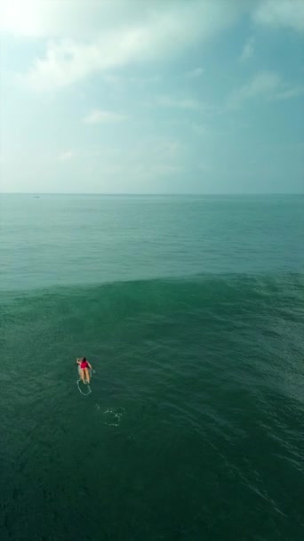 Pionowe Wideo Widokiem Lotu Ptaka Ocean Którym Surfer Pływa Desce — Wideo stockowe