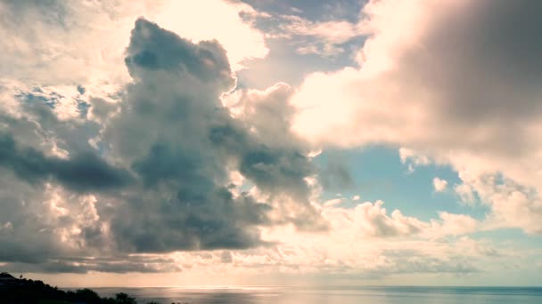 太陽光の光が通過するふわふわの雲の空中視界 アッラーを信仰し アッラーを信仰する 雲は天国の象徴として 暖かい色合いの絵の空 — ストック動画