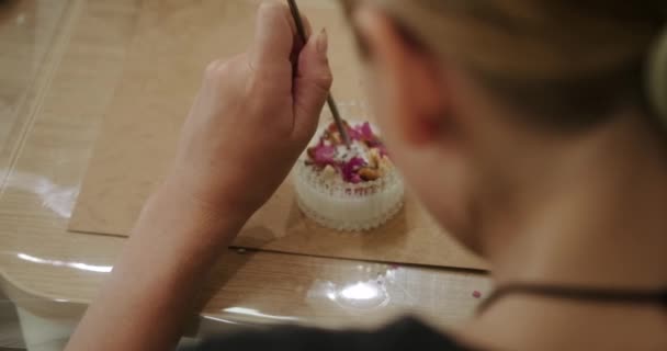 十代の少女の手が香りのろうそくでレッスンをする 彼女はガラス瓶にろうそくを作り 乾いた花で飾った ワックスキャンドルの花の構成 Diyプロデュース — ストック動画