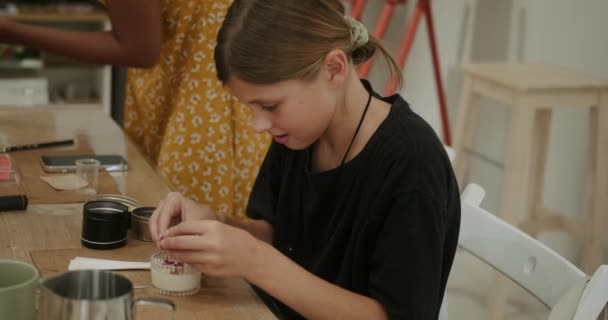 Девочка Подросток Классе Изготовлению Ароматизированных Свечей Украшает Восковую Свечу Сушеными — стоковое видео