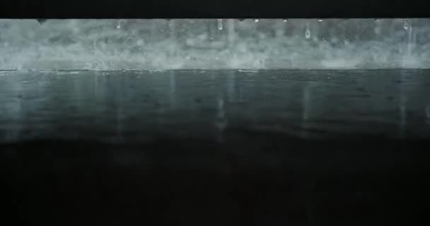 Vídeo Fondo Oscuro Con Gotas Lluvia Cayendo Sobre Las Baldosas — Vídeo de stock