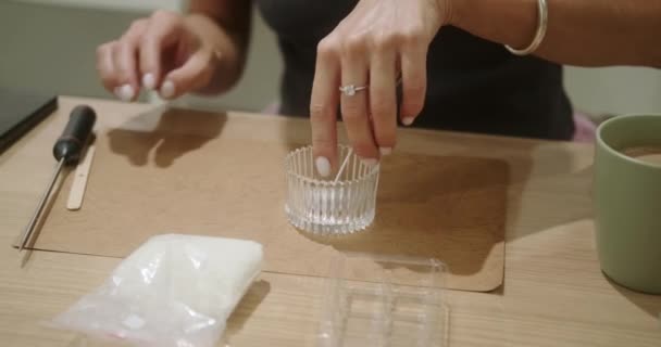 Gros Plan Une Femme Dans Une Classe Sur Fabrication Bougies — Video