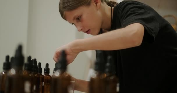 Uma Adolescente Master Class Sobre Como Fazer Velas Perfumadas Oficina — Vídeo de Stock