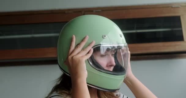 Una Joven Mujer Pone Casco Moto Color Turquesa Cabeza Baja — Vídeos de Stock