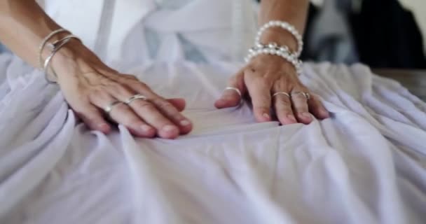 Zbliżenie Kobiecych Dłoni Krawca Dotykających Powierzchni Białej Bawełnianej Tkaniny Kładących — Wideo stockowe