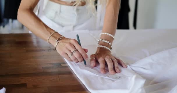 Zbliżenie Kobiecych Dłoni Krawca Tworzących Wzór Białym Materiale Bawełnianym Projektant — Wideo stockowe