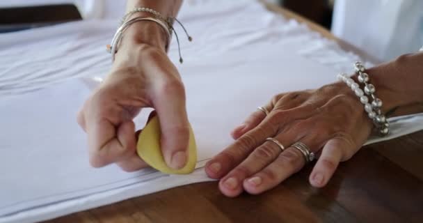Close Alfaiate Feminino Mãos Fazendo Padrão Material Algodão Branco Designer — Vídeo de Stock