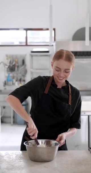 Вертикальное Видео Рыжеволосой Молодой Кондитерши Стоящей Промышленной Кухне Смешивающей Сливочный — стоковое видео