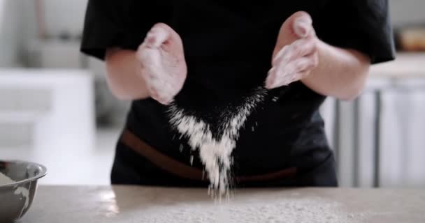 Close Das Mãos Uma Chef Pastelaria Cujas Mãos Estão Cobertas — Vídeo de Stock