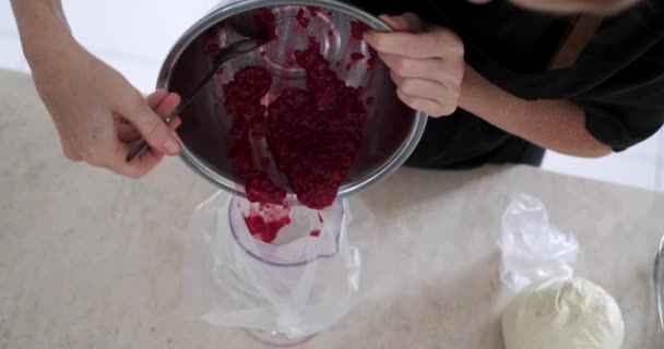 Крупный План Рук Молодой Женщины Кондитера Готовящей Крем Торта Кухне — стоковое видео