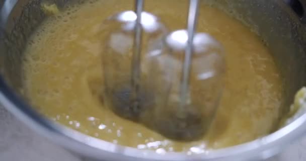 Strzał Bliska Góry Dołu Procesu Przygotowania Ciasta Ciasta Miodowego Zbliżenie — Wideo stockowe