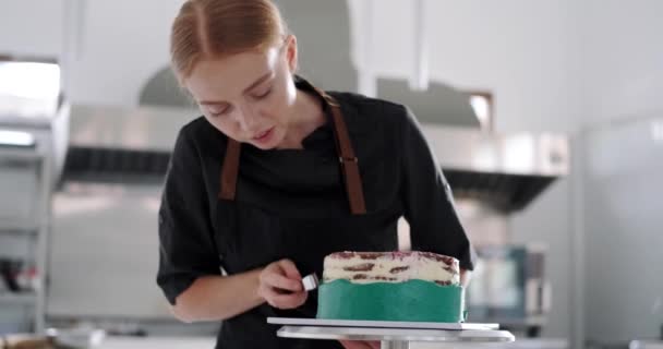 Una Joven Pastelera Pelirroja Una Cocina Restaurante Distribuye Crema Turquesa — Vídeo de stock