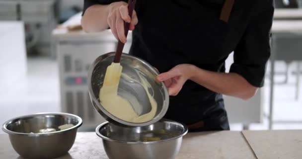 Fotografie Medie Mâinilor Unei Tinere Bucătari Patiserie Pregătind Crema Unt — Videoclip de stoc