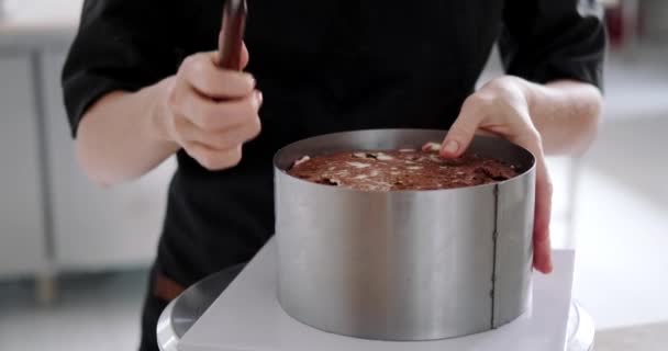 Prăjitură Rotundă Ciocolată Cremă Unt Gem Zmeură Află Suport Procesul — Videoclip de stoc